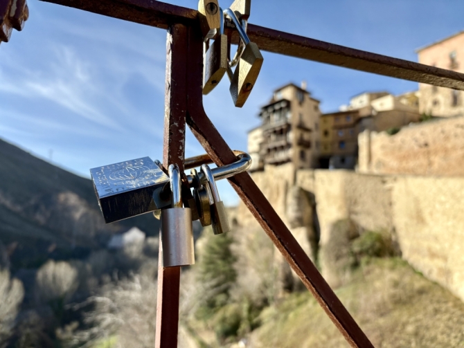Candados de amor: ¿romántico símbolo o vandalismo urbano?