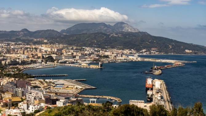 Vista del puerto y la ciudad de Ceuta, enclave estratégico español en el estrecho de Gibraltar. Foto: Adobe Stock. Vista del puerto y la ciudad de Ceuta, enclave estratégico español en el estrecho de Gibraltar. Foto: Adobe Stock.