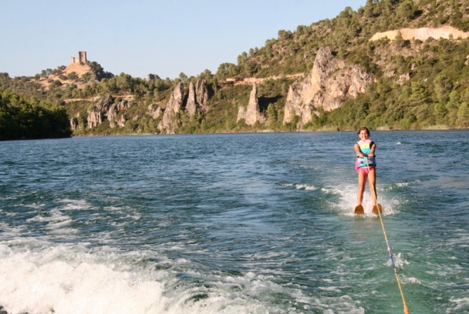 Verano en el Mar de Castilla: calas salvajes, pueblos acogedores y aventura interior