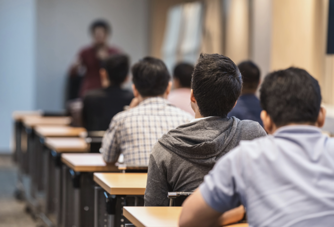 Pedro Sánchez anuncia la reducción de horas lectivas y ratios docentes por ley
