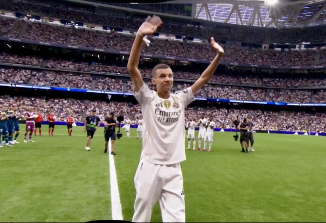 Abderrahim Ouhida emociona al Bernabéu con su saque de honor