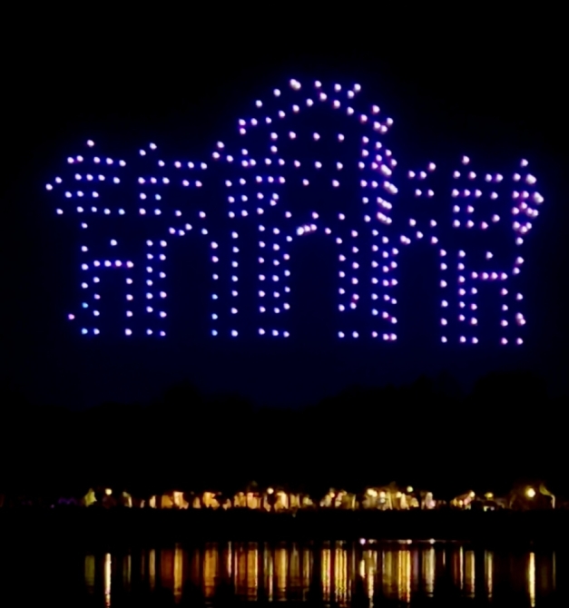 300 drones dibujan en el cielo de Madrid un bello homenaje a la Hispanidad