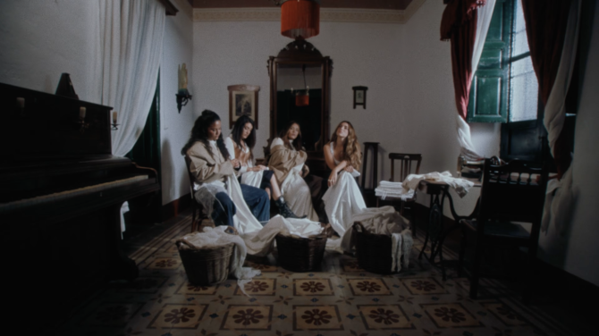 Lola Índigo, Lía Kali, Queralt Lahoz y SALMA en un fotograma del videoclip