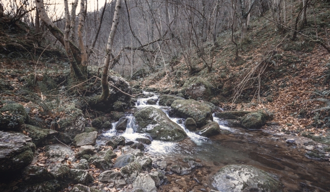 El arroyo de las Xanas discurre paralelo a la senda en gran parte del recorrido