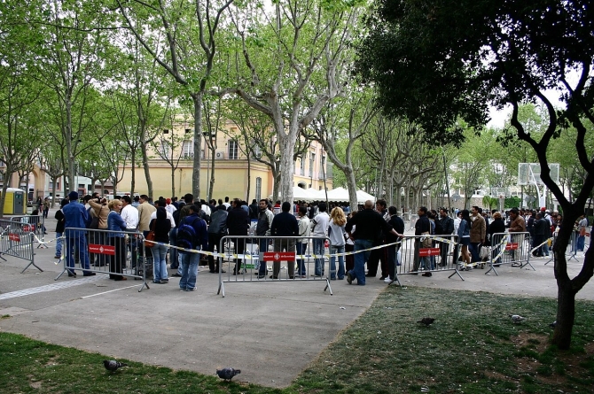 Colas para la regularización de inmigrantes en Barcelona