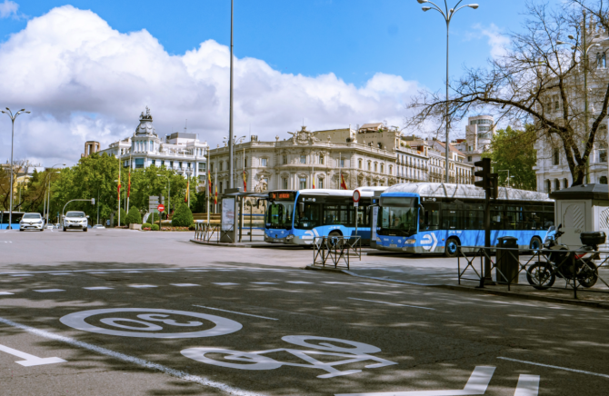 Autobuses urbanos en Cibeles, Madrid