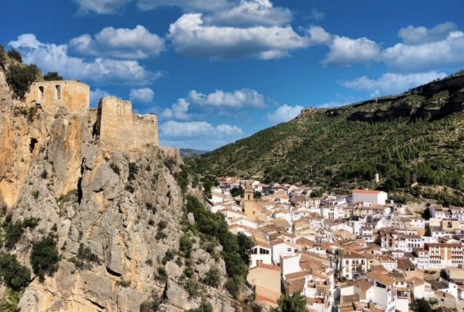 Chulilla está situado en el interior de la provincia de Valencia, a orillas del rio Turia