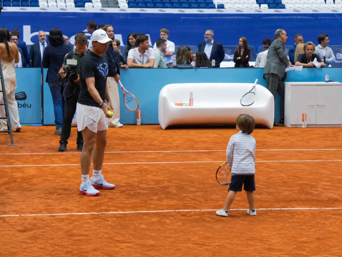 Rafa Nadal jugando al tenis con su hijo en el Santiago Bernabéu durante el Mutua Madrid Open