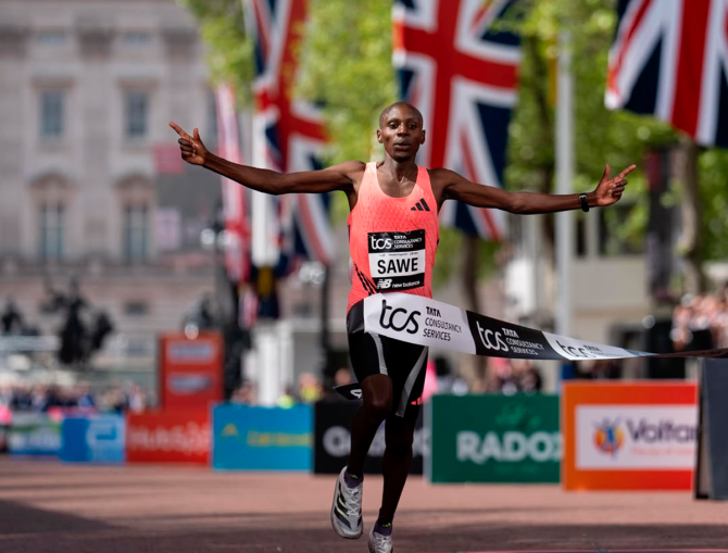 Sabastian Sawe cruzando la meta del Maratón de Londres 2026 tras lograr el récord mundial con 1:59:30