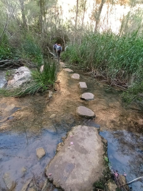 El sendero convive en ocasiones con el rio Turia