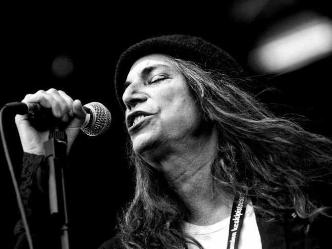 Patti Smith retrato icónico en blanco y negro, artista distinguida con el Premio Princesa de Asturias de las Artes 2026