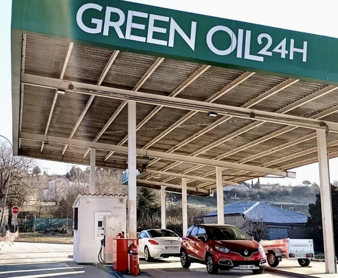 Gasolinera rural en Guadalajara con surtidores bajo marquesina Green Oil 24H en funcionamiento
