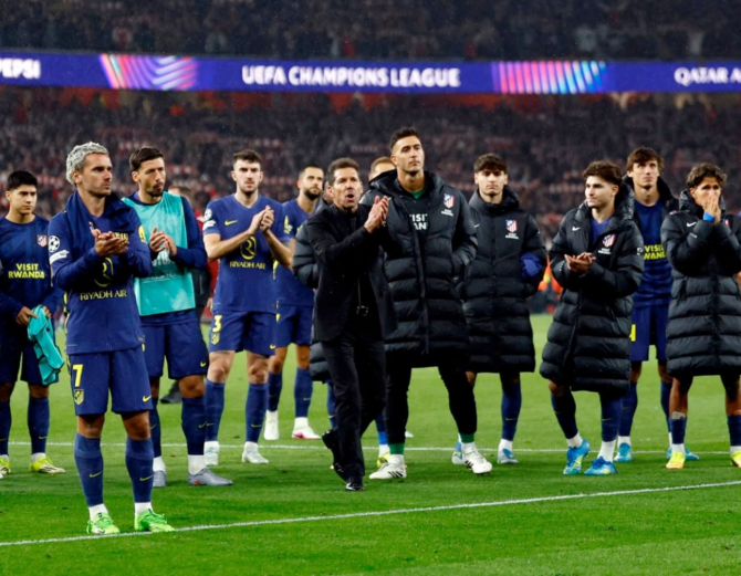 Jugadores del Atlético de Madrid y Diego Simeone aplauden tras la eliminación en semifinales de la Champions League