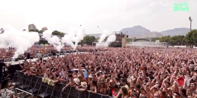 Concierto multitudinario en Benidorm con miles de personas y gran escenario iluminado en SkyFest