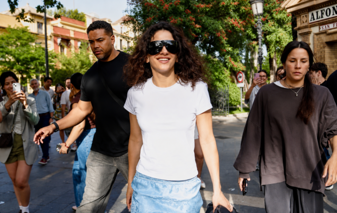 Rosalía aparece en Sevilla y desata la locura antes de su actuación en el evento de Netflix