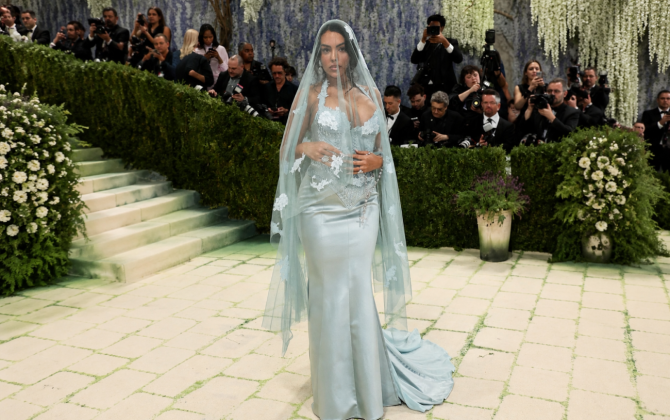 Georgina Rodríguez en la Met Gala 2026 luciendo un vestido azul inspirado en la Virgen de Fátima y un rosario de diamantes y perlas.