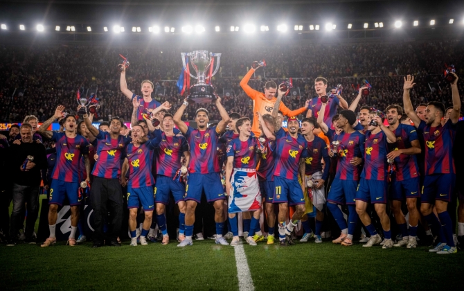 Plantilla del FC Barcelona celebrando el campeonato de Liga después de ganar el Clásico al Real Madrid.