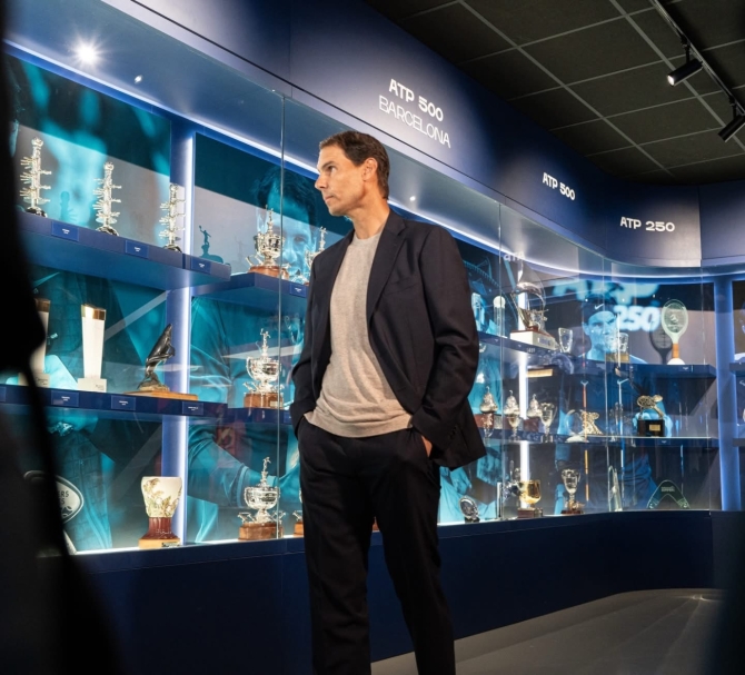 Rafa Nadal junto a algunos de los trofeos expuestos en su nuevo museo de Manacor