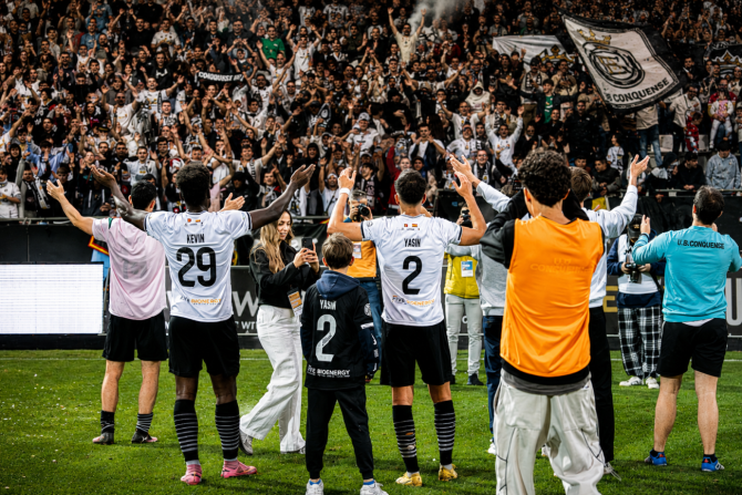Jugadores de la UB Conquense celebrando con su afición el pase al playoff de ascenso a 1ª RFEF en un estadio lleno.