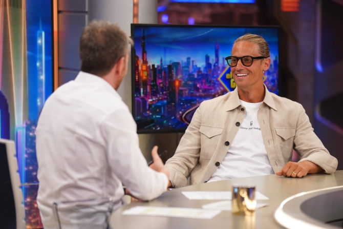 Marcos Llorente durante su entrevista en El Hormiguero hablando sobre exposición solar y protección frente al sol.