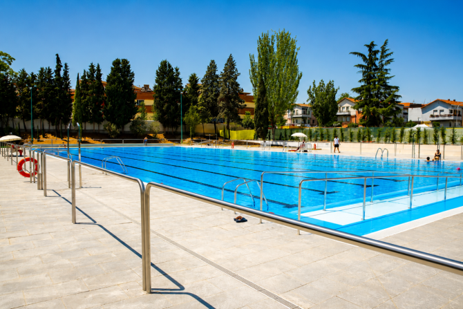Piscina pública al aire libre en Madrid durante la apertura de la temporada de verano.