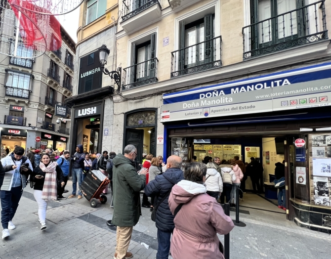 Largas colas en Doña Manolita para hacerse con un décimo de la Lotería de Navidad