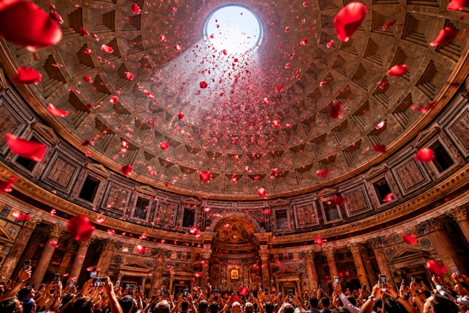 Lluvia de pétalos rojos cayendo desde el óculo del Panteón de Roma durante la ceremonia de Pentecostés.
