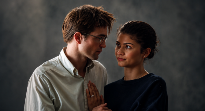 Escena de una pareja mirándose frente a frente en una imagen promocional de una película romántica y dramática estrenada en los cines españoles el 29 de mayo de 2026.