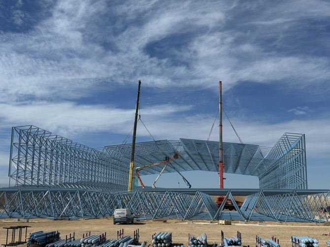 Estructura del gran hangar del astropuerto de Teruel en construcción, con grúas trabajando sobre una infraestructura destinada a aeronaves estratosféricas y proyectos espaciales.