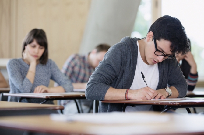 Alumno realizando un examen de la PAU durante las pruebas de acceso a la universidad en España.