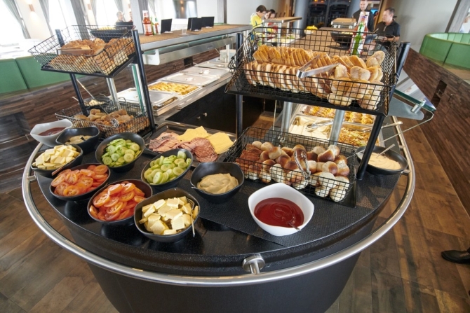 Desayuno buffet en el crucero Hondius