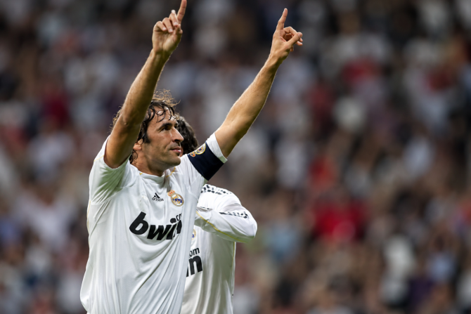 Raúl González celebra un gol con el Real Madrid señalando al cielo durante un partido en el estadio Santiago Bernabéu.