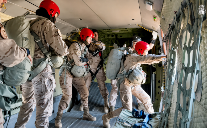 La Princesa Leonor se prepara para realizar un salto en paracaídas durante su formación militar en la Base Aérea de Alcantarilla.