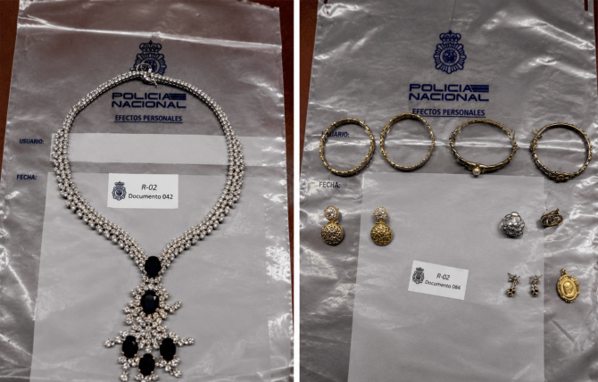 Collar de piedras oscuras y varias piezas de joyería intervenidas por la Policía Nacional durante el registro de la caja fuerte vinculada al despacho de Zapatero.