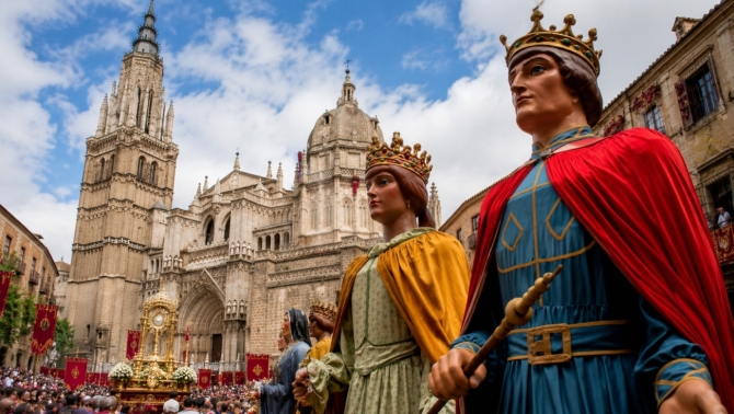 Gigantones del Corpus Christi de Toledo ante la Catedral Primada