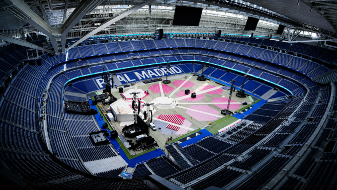 Preparativos del encuentro del papa León XIV en el estadio Santiago Bernabéu de Madrid con escenario y montaje para miles de asistentes.