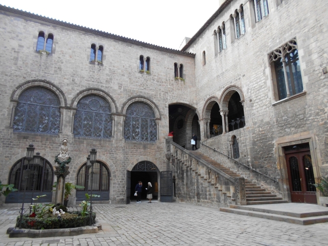 Fachada del Palacio Episcopal de Barcelona, histórico edificio situado junto a la Catedral donde se alojará el Papa León XIV durante su visita a la ciudad.