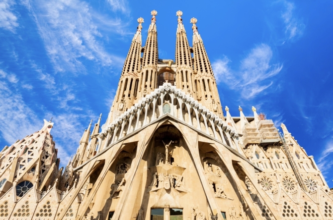 Fachada de la Pasión y torres de la Sagrada Familia en Barcelona, obra de Antoni Gaudí, durante las obras de construcción del templo.
