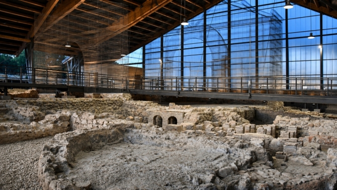 Restos del balneum de la Villa Romana de Noheda bajo la nueva cubierta visitable.