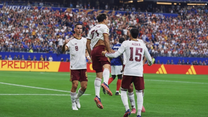 Jugadores de España celebran un gol durante la semifinal del Mundial contra Francia.