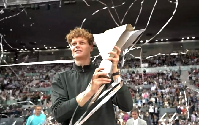Sinner con el trofeo conquistado en Madrid