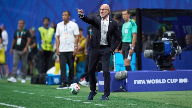 Luis de la Fuente dando instrucciones desde la banda durante el Mundial 2026.