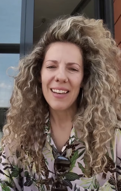 Aisha Ruah, cantante y compositora madrileña, presentadora de la vigilia con el Papa.