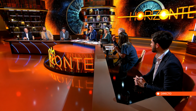 Mesa de debate del programa Horizonte durante una edición especial en directo dedicada al caso ZP, con Iker Jiménez y varios colaboradores analizando la actualidad política y social.