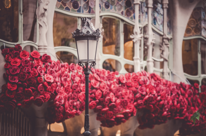 Barcelona se engalana para vivir San Jordi