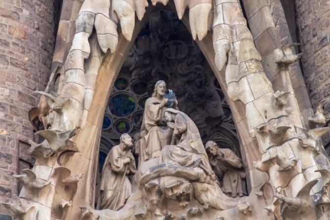 Las esculturas de la Fachada del Nacimiento muestran la visión más poética de Gaudí, donde la naturaleza, la fe y la piedra se funden en un relato único sobre los orígenes de Cristo. Las esculturas de la Fachada del Nacimiento muestran la visión más poética de Gaudí, donde la naturaleza, la fe y la piedra se funden en un relato único sobre los orígenes de Cristo.