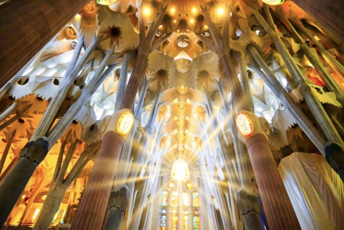 El interior de la Sagrada Familia es una explosión de luz y color que sorprende al visitante El interior de la Sagrada Familia es una explosión de luz y color que sorprende al visitante