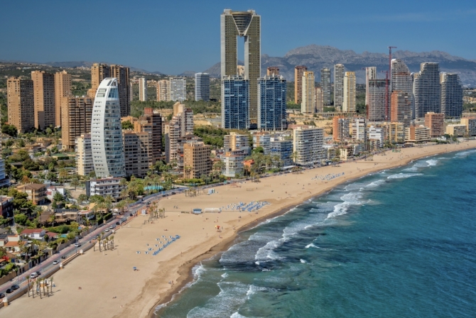 Skyline de Benidorm con InTempo y varios de los rascacielos más altos de la ciudad junto al Mediterráneo.