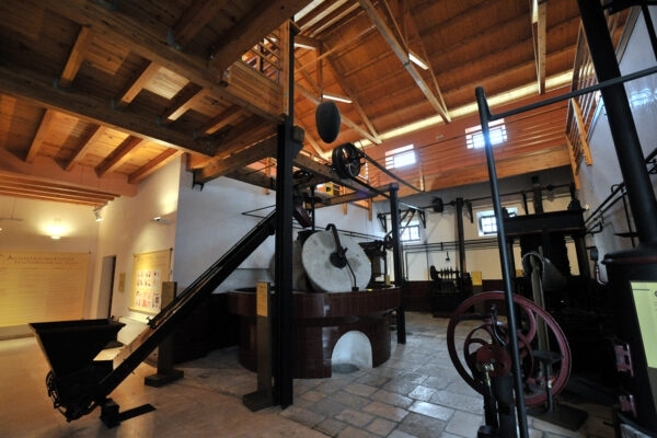 Maquinaria expuesta en el Museo del Olivar