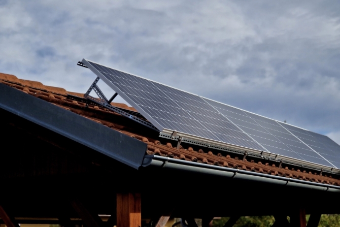 Las placas solares no hacen por sí solas una vivienda autosuficiente
